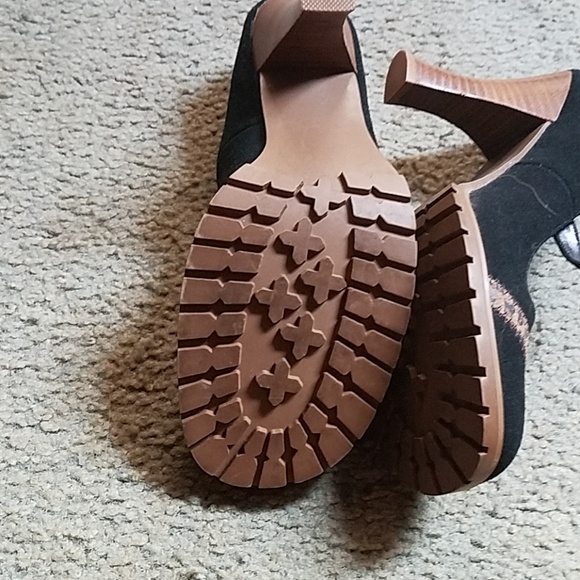 Shoes - Picture 3 of 4